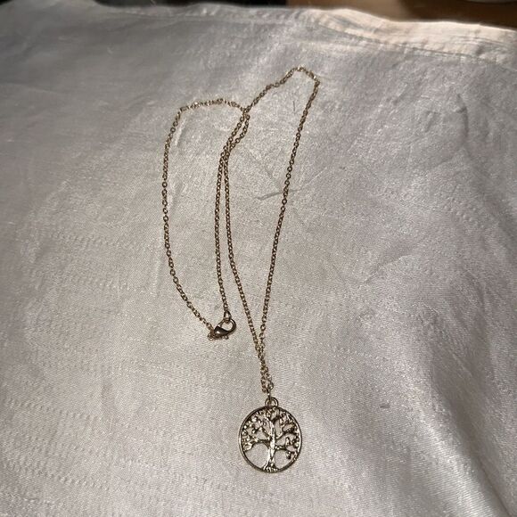 Gold tree of life pendant & chain - Picture 3 of 3